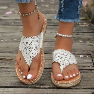 Tong cuir motif ajouré élégant