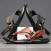 Tong cuir homme logo stylisé